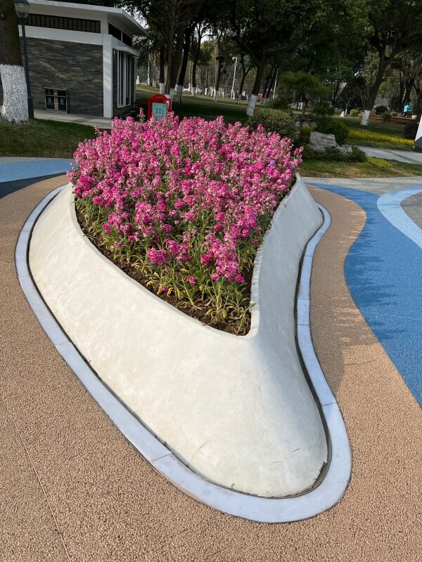 异型艺术花凳：在曲线与繁花间，定格公园的浪漫诗行