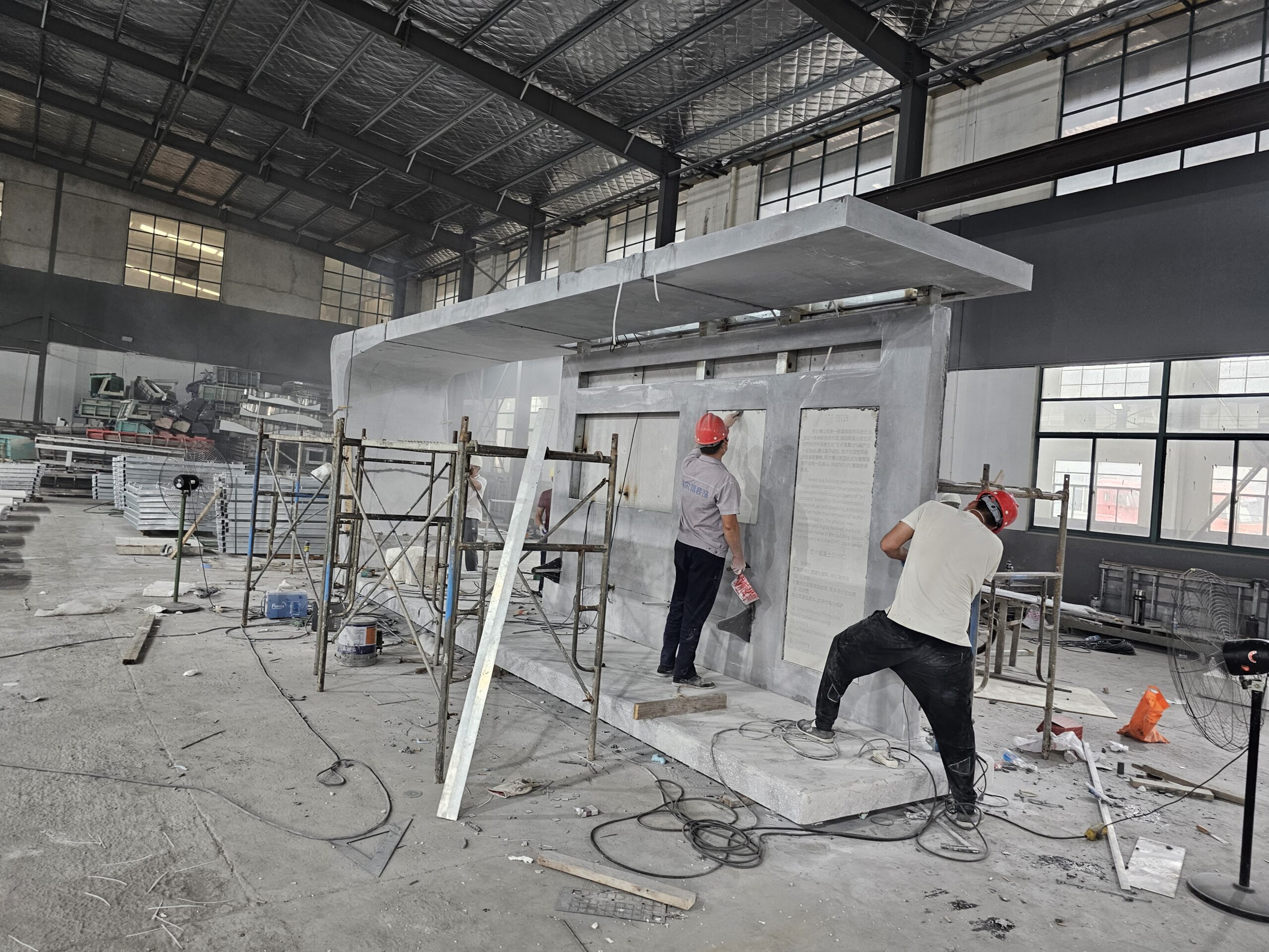 预制清水混凝土坐凳:公交站台的 “质朴实用派”