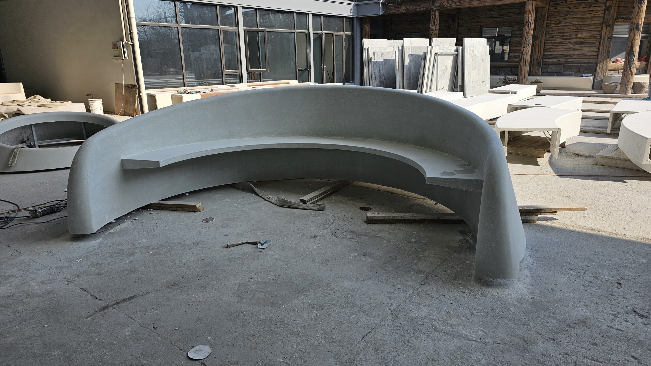 弧形预制坐凳：空间里的 “流动质感支点”