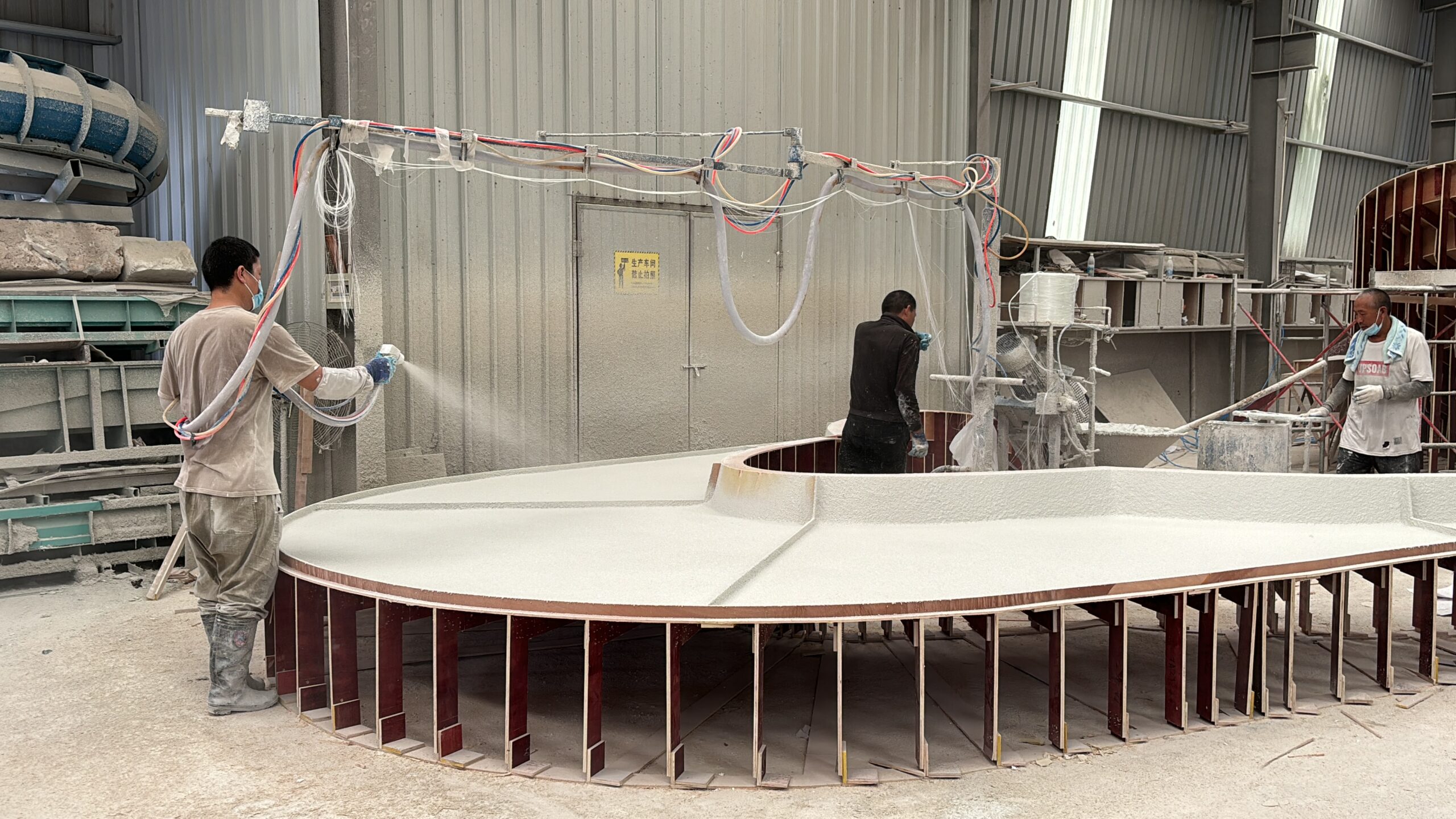 弧形预制混凝土构件:喷涂工艺里的流畅质感载体