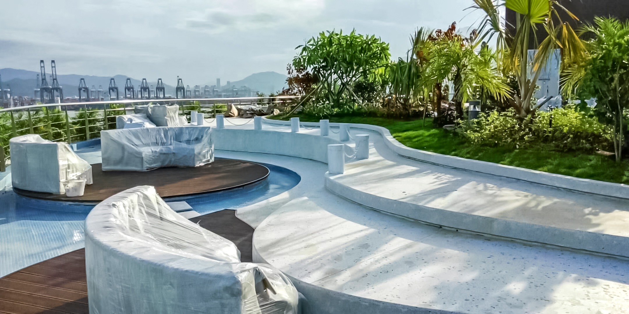 曲韵栖境:露台之上的流线型景观坐凳