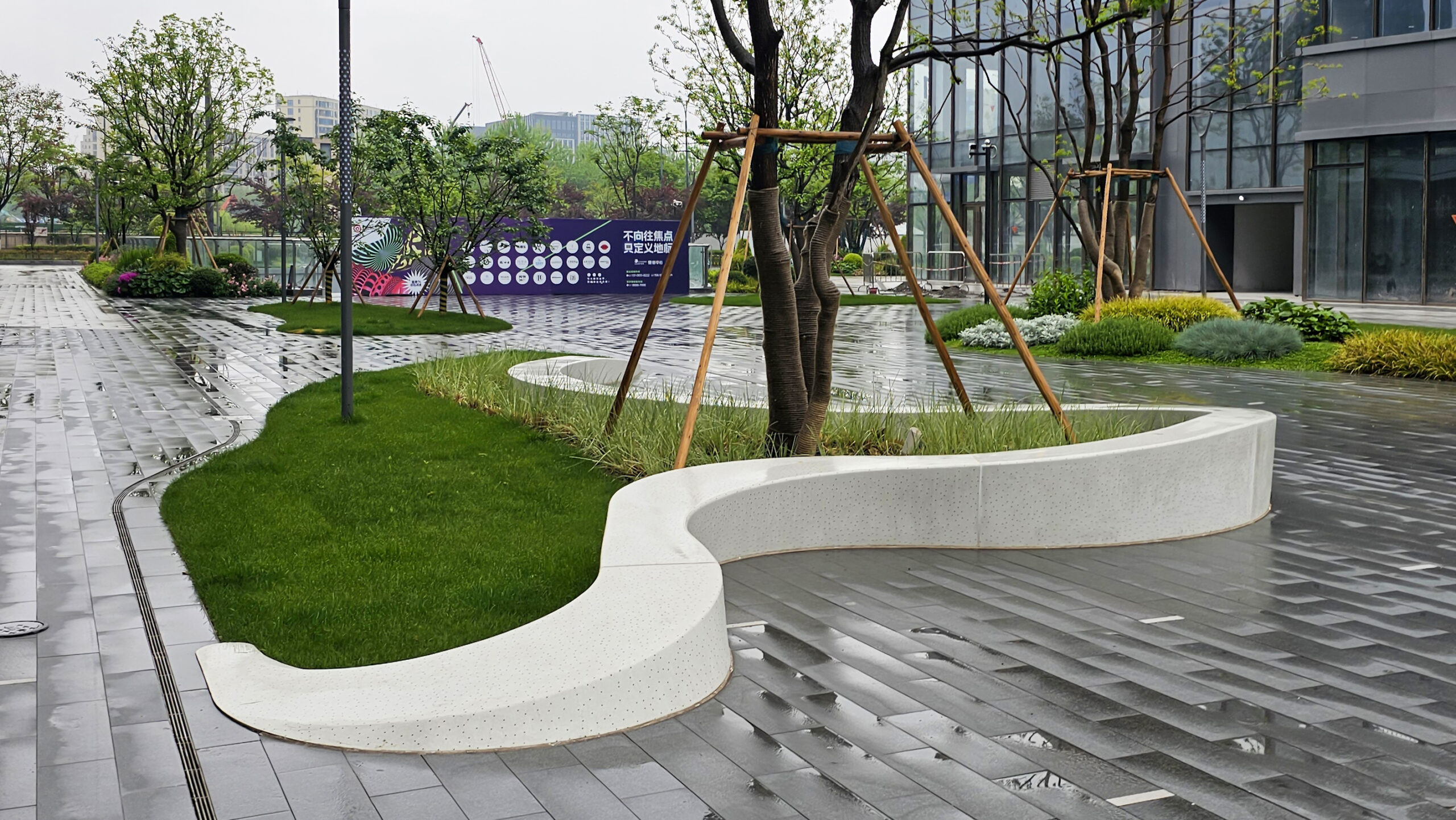 曲凳衔绿:城市雨歇处的温柔角落