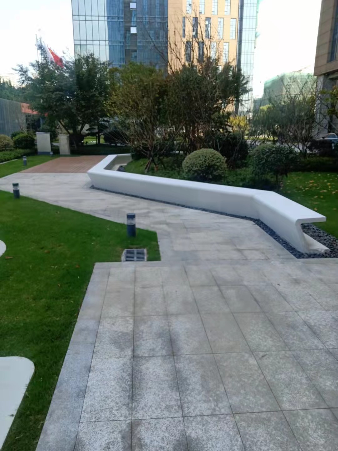 阿尔博 UHPC 异型坐凳:城市景观里的 “场地适配 + 休憩” 异型美学