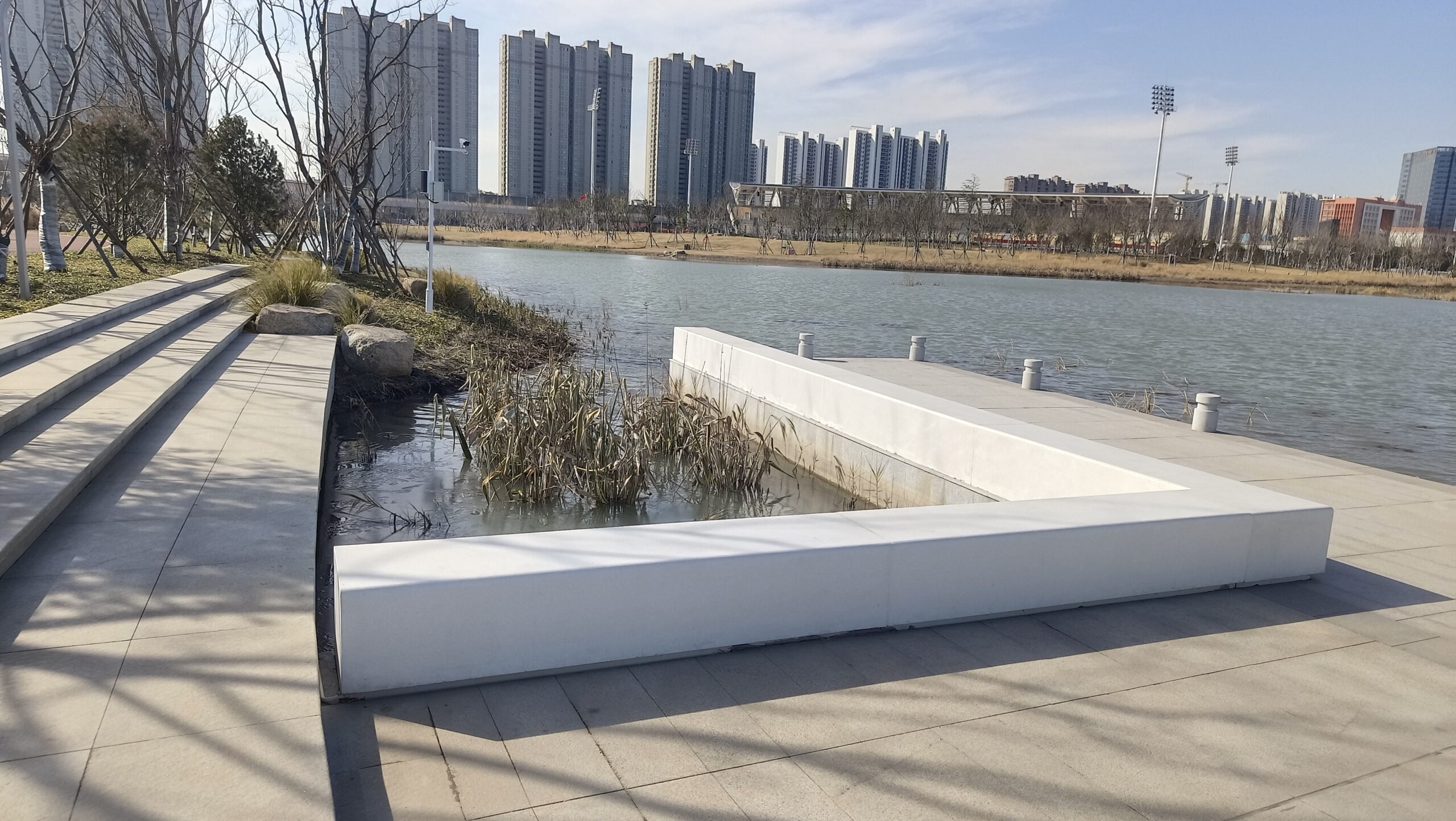 滨水白境:UHPC 艺术混凝土坐凳的柔韧日常