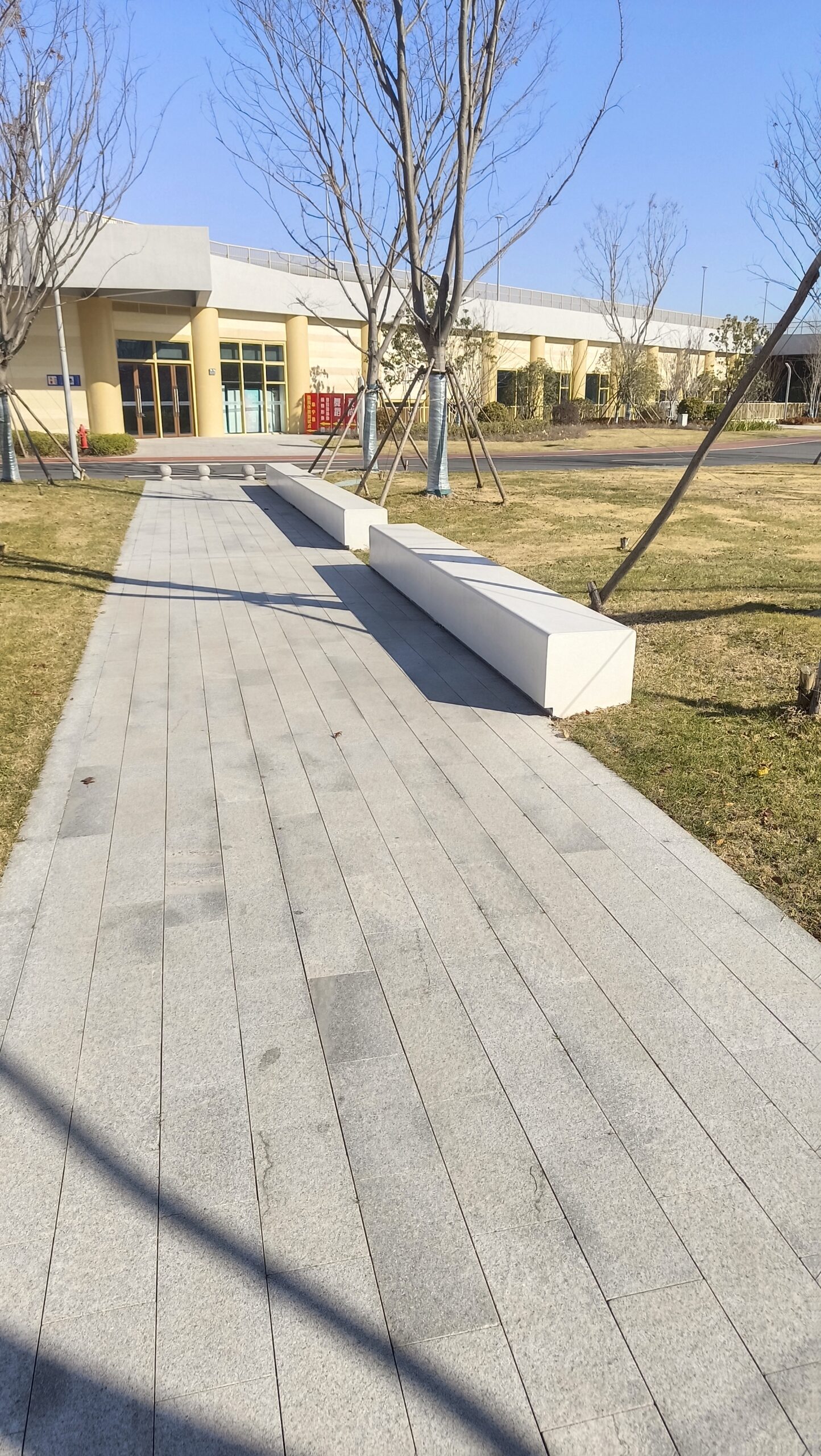 「素简衔界」清水混凝土坐凳:让建筑与场域长出松弛的衔接点