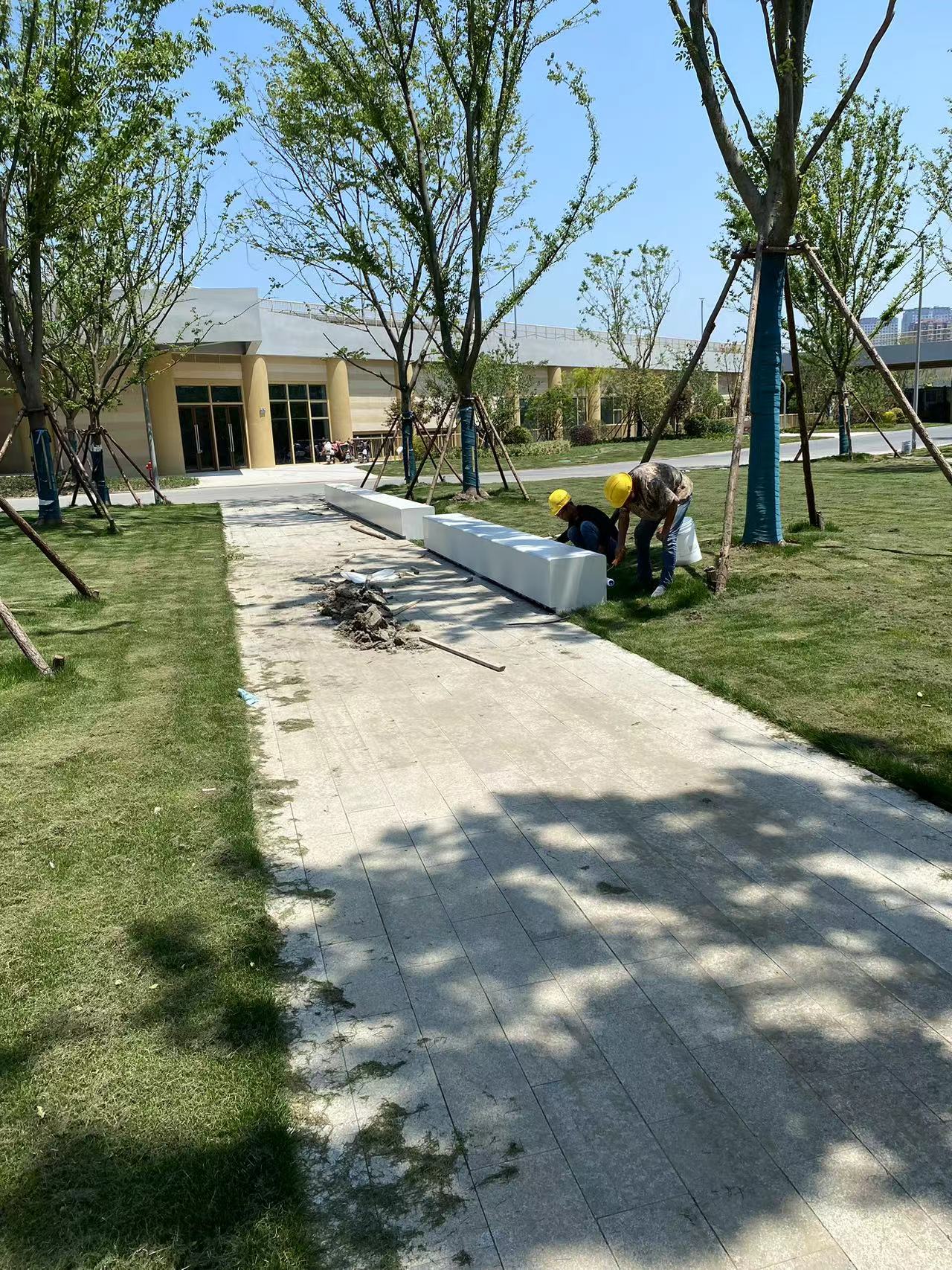 未完成的柔软：UHPC 坐凳的园区生长记