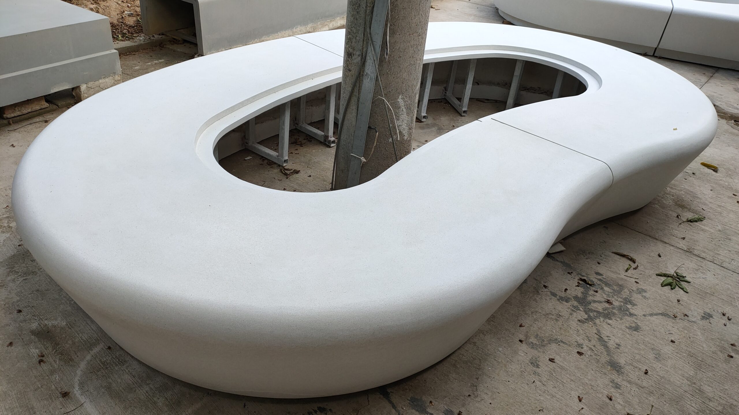 颜值 + 实用:UHPC 树池坐凳的公共空间魅力