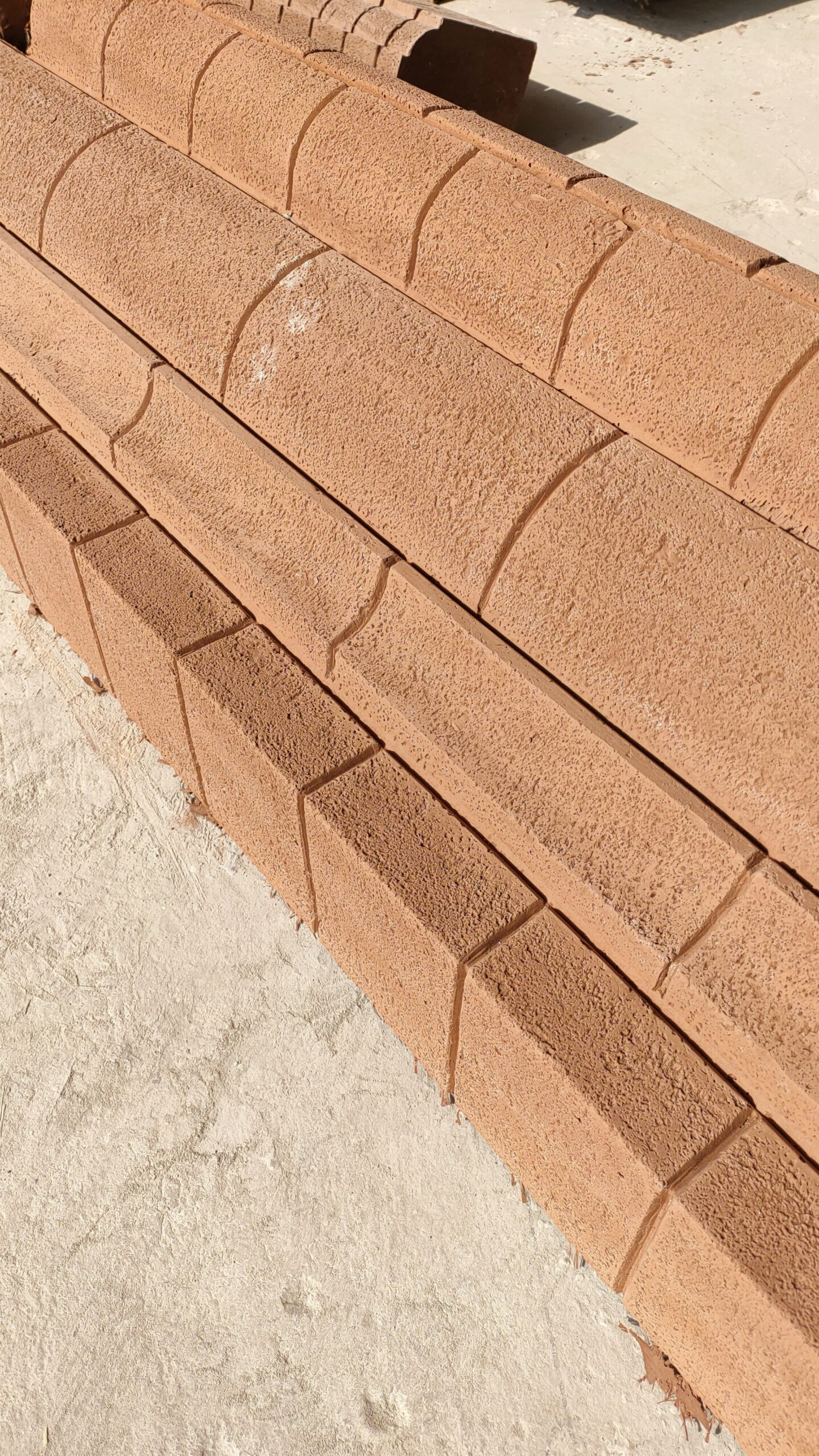 赤陶暖韵:仿砖红砖的户外质感营造