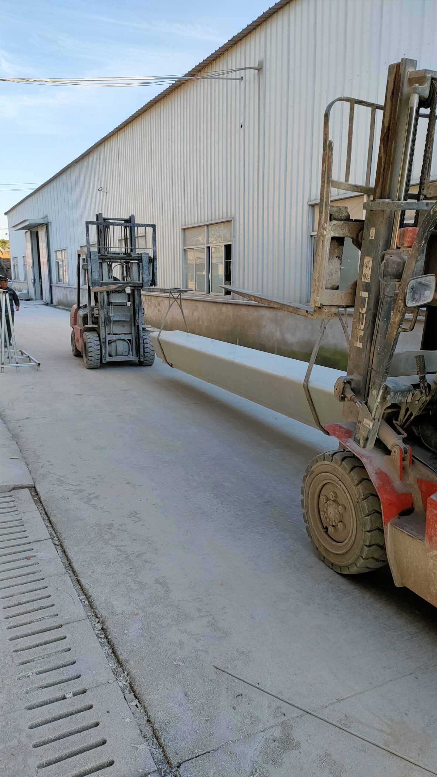 钢臂载柔：UHPC 坐凳的 “出厂赴约”