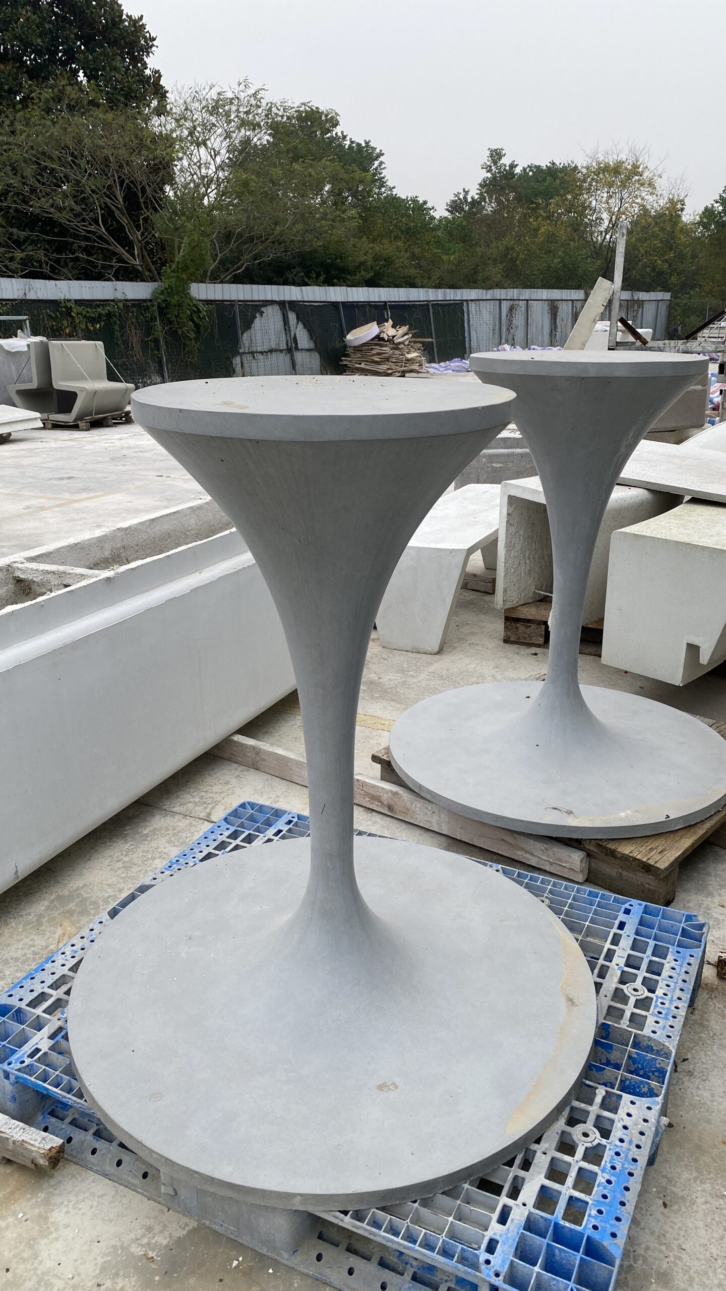 灰调杯盏：UHPC 高脚桌的 “轻量仪式感”