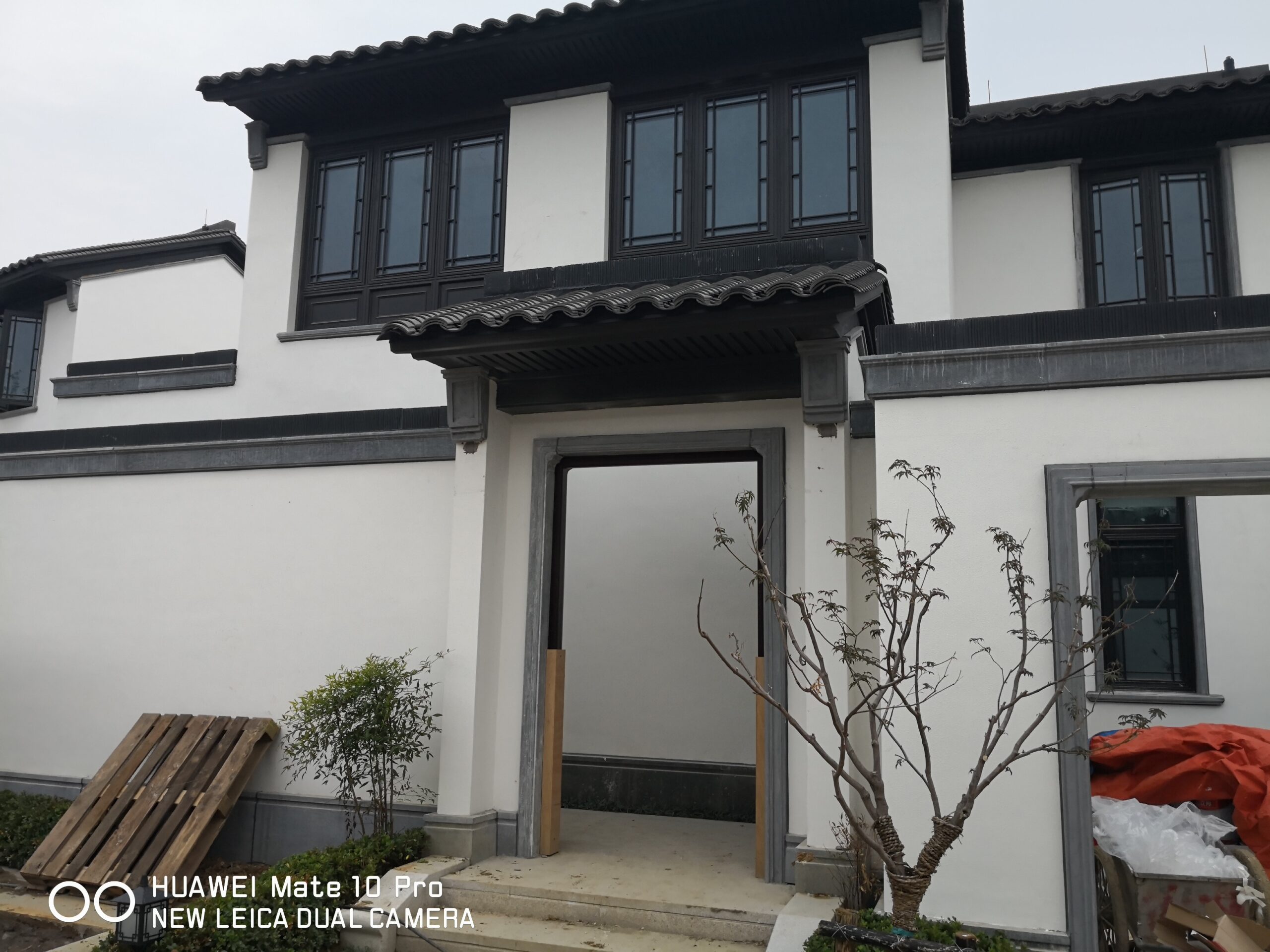 黛瓦白墙里的新骨:中式构件的 UHPC 笔墨