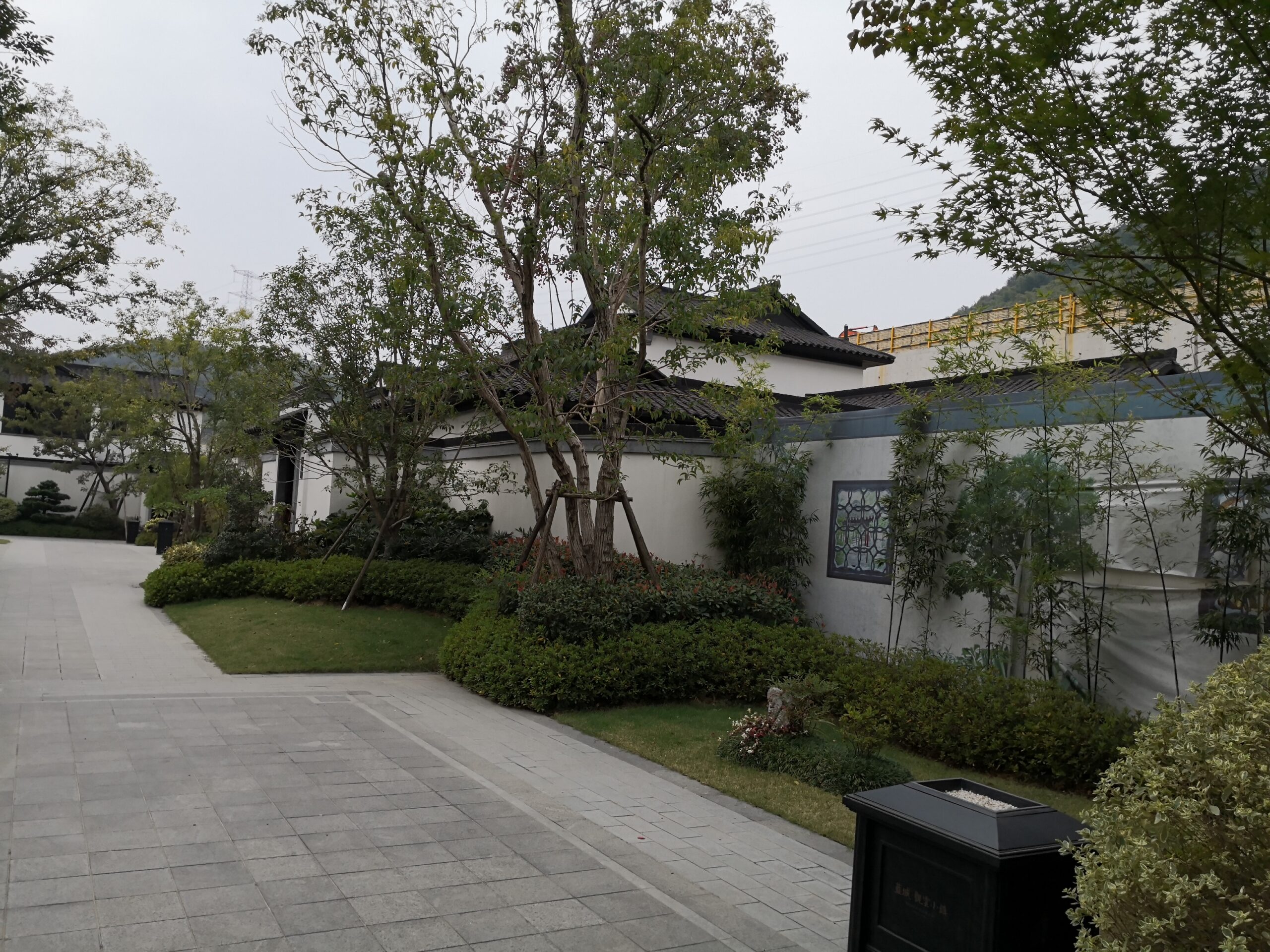 观云里的黛瓦韵：中式构件的轻古意