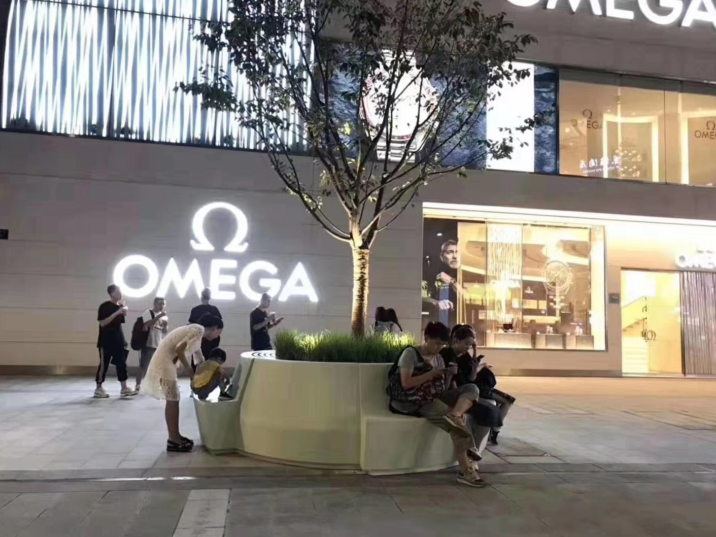 鎏光里的柔隅:商圈树池坐凳的温软留白