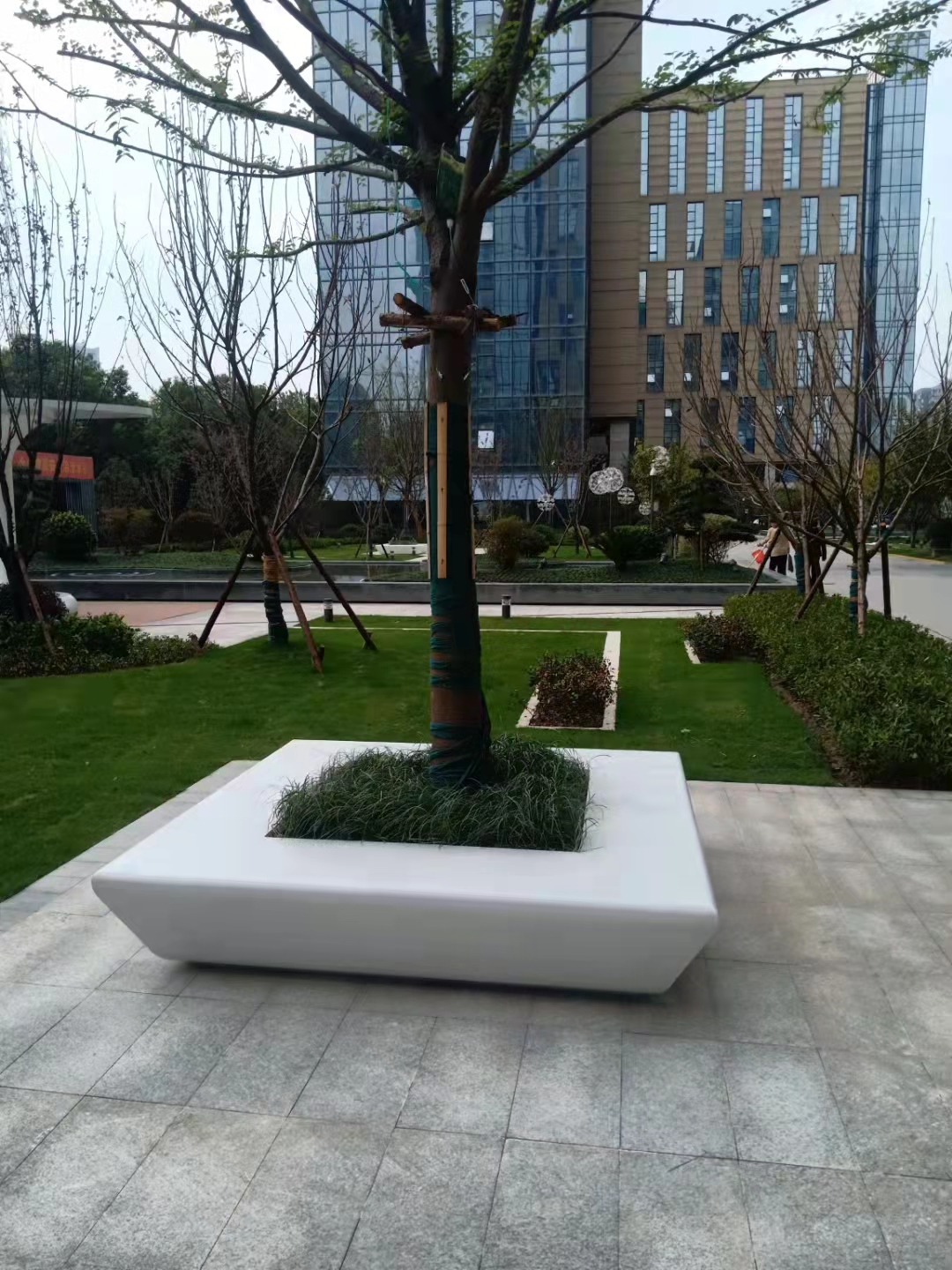 阿尔博 UHPC 方形坐凳：树池与休憩的空间融合美学