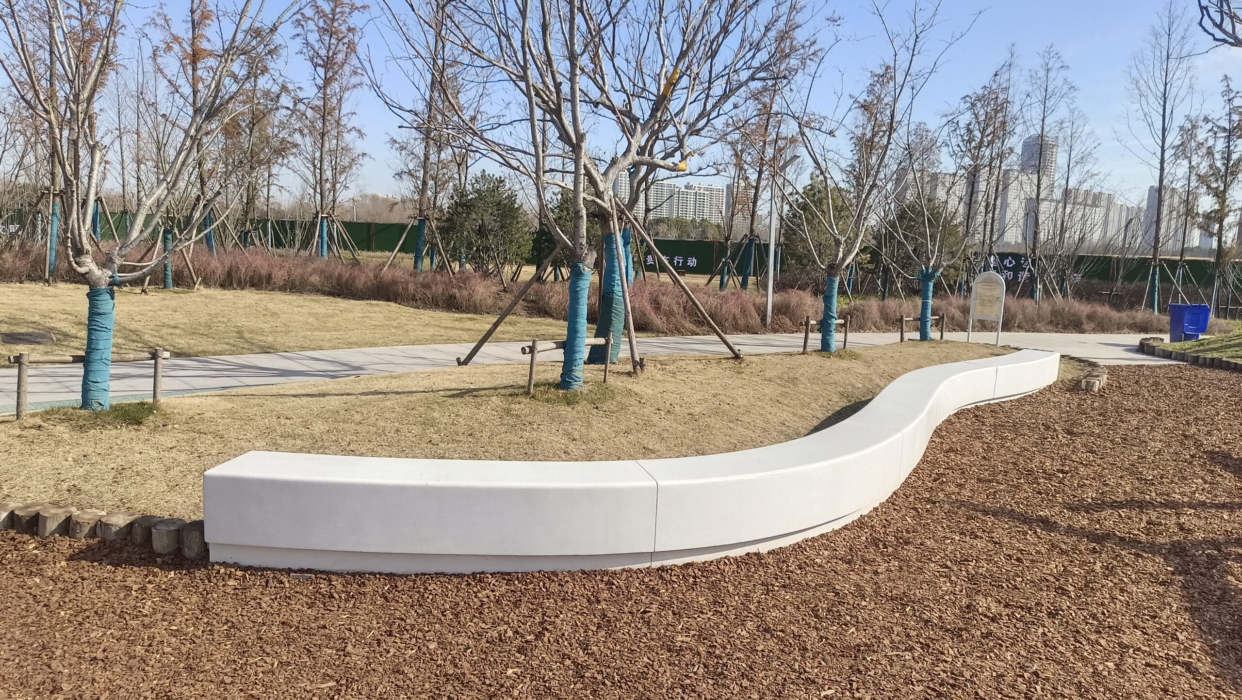 「曲衔城野」UHPC 坐凳:让公园的风,落在温柔的弧度上