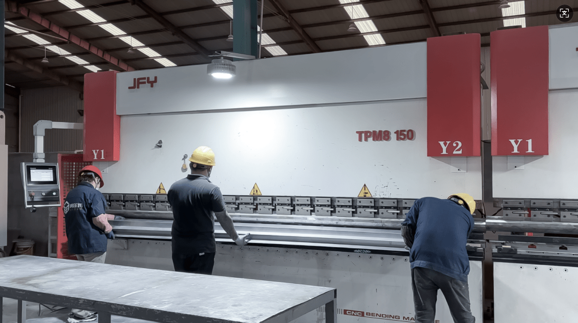 江苏阿尔博UHPC产品钢模生产所用折弯机。