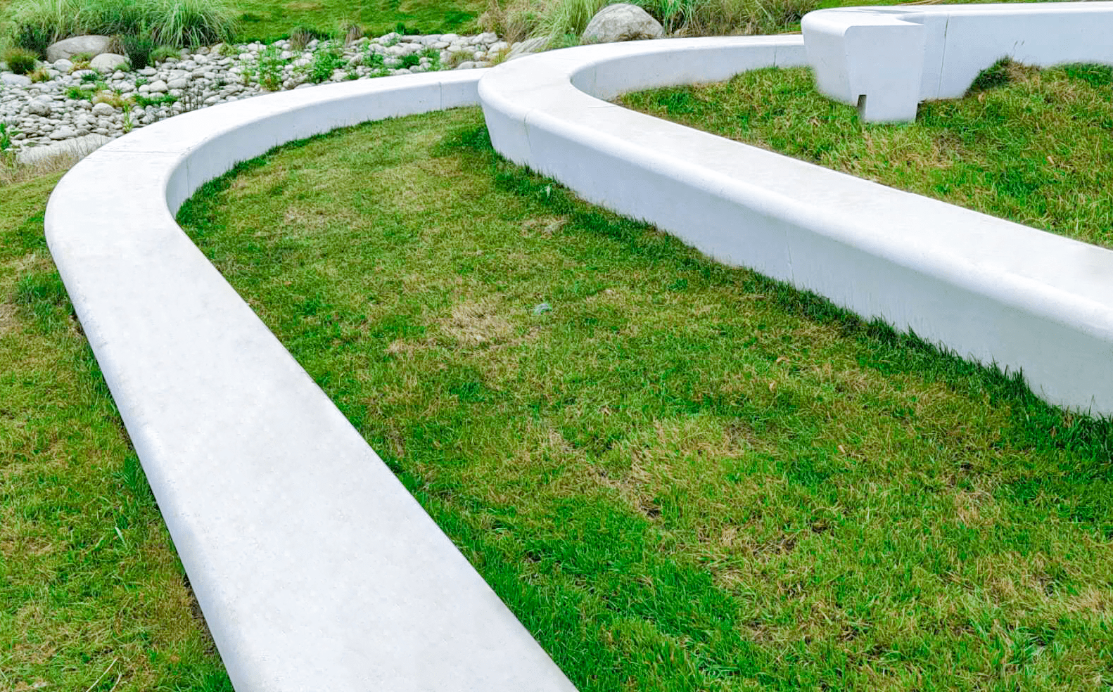 成都公园城市:阿尔博弧形 UHPC 坐凳,绿地里的松弛休憩线