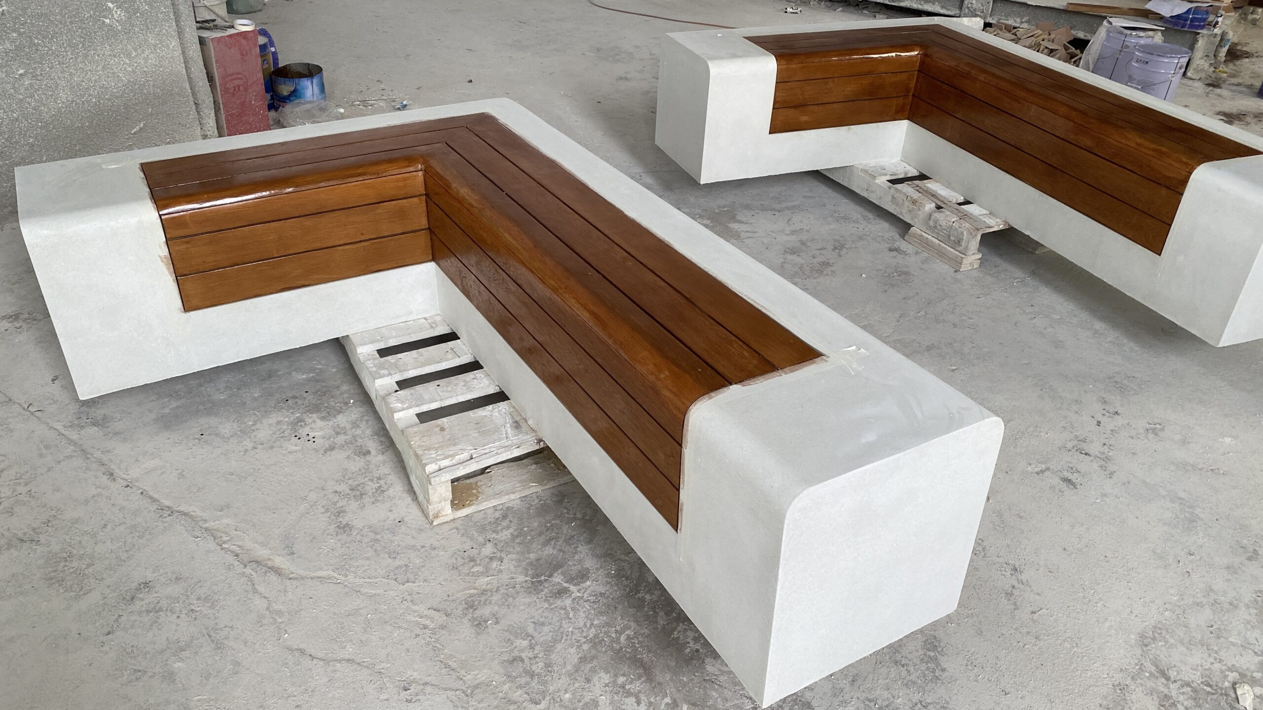 阿尔博 UHPC + 防腐木坐凳:硬质质感与温润触感的双向适配