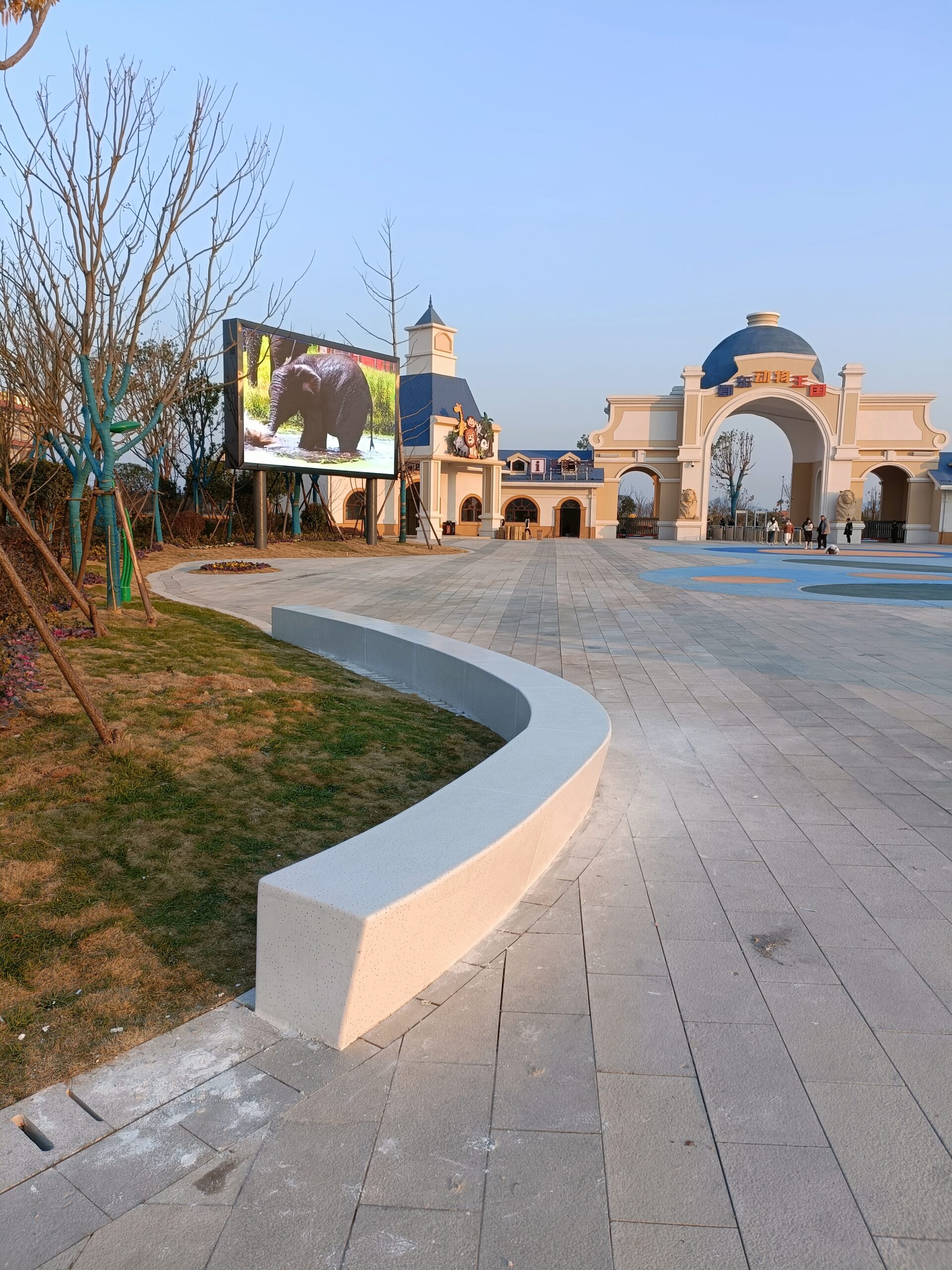 乐园序章的柔弧：主题园区弧形景观坐凳