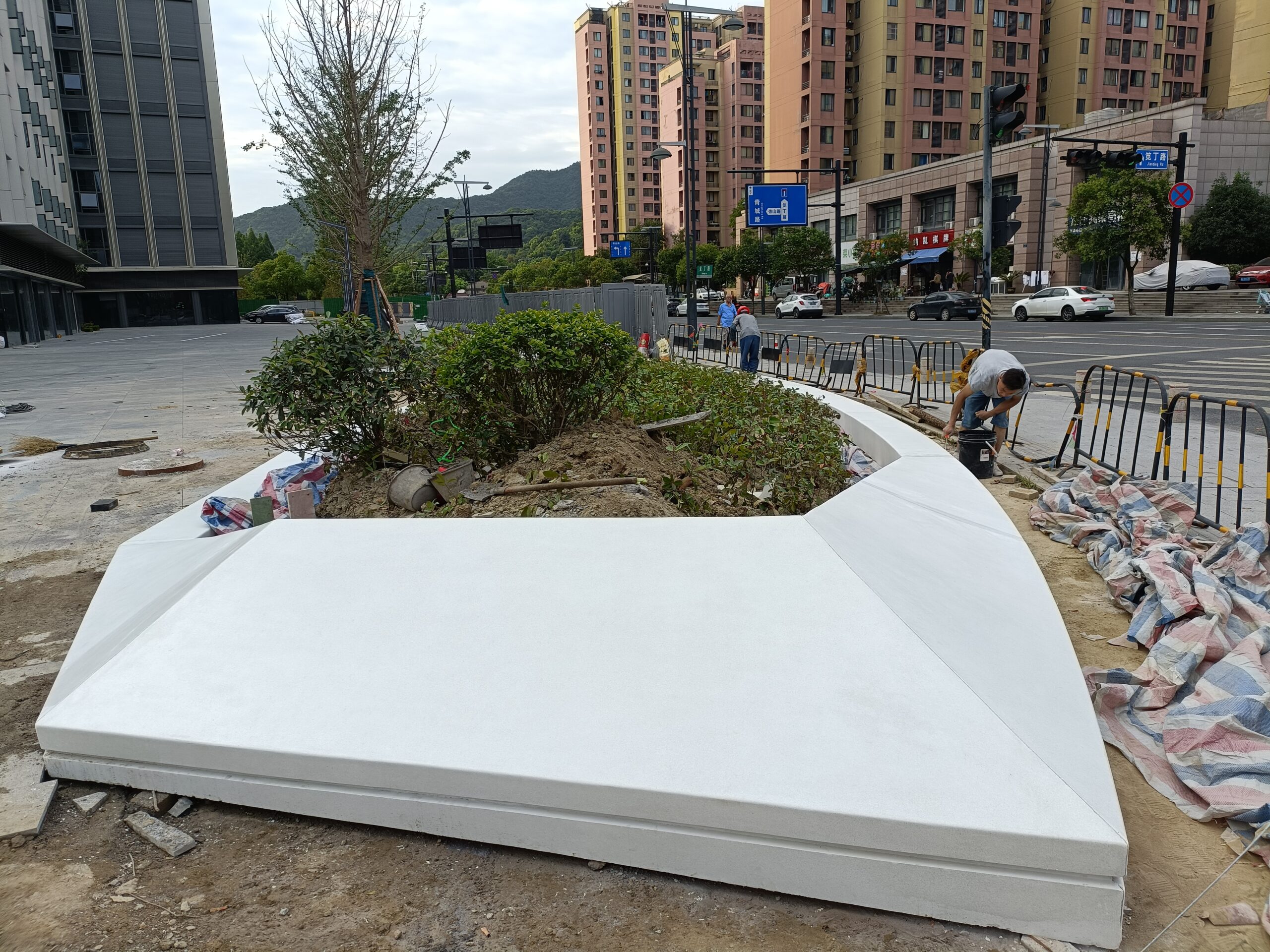 街心柔弧凳：裹着花坛的异型松弛