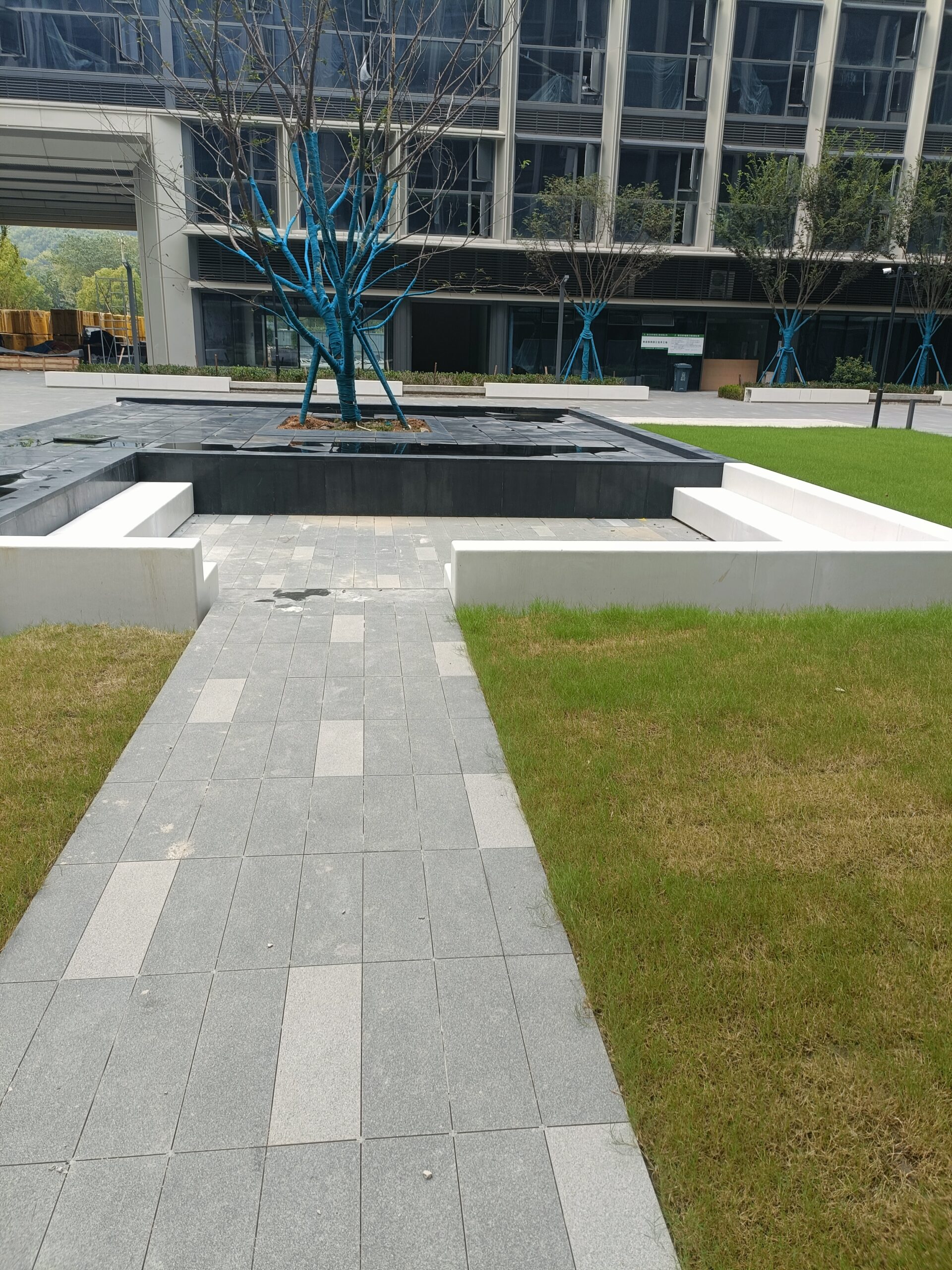 黑白天台凳:建筑缝隙里的几何栖所