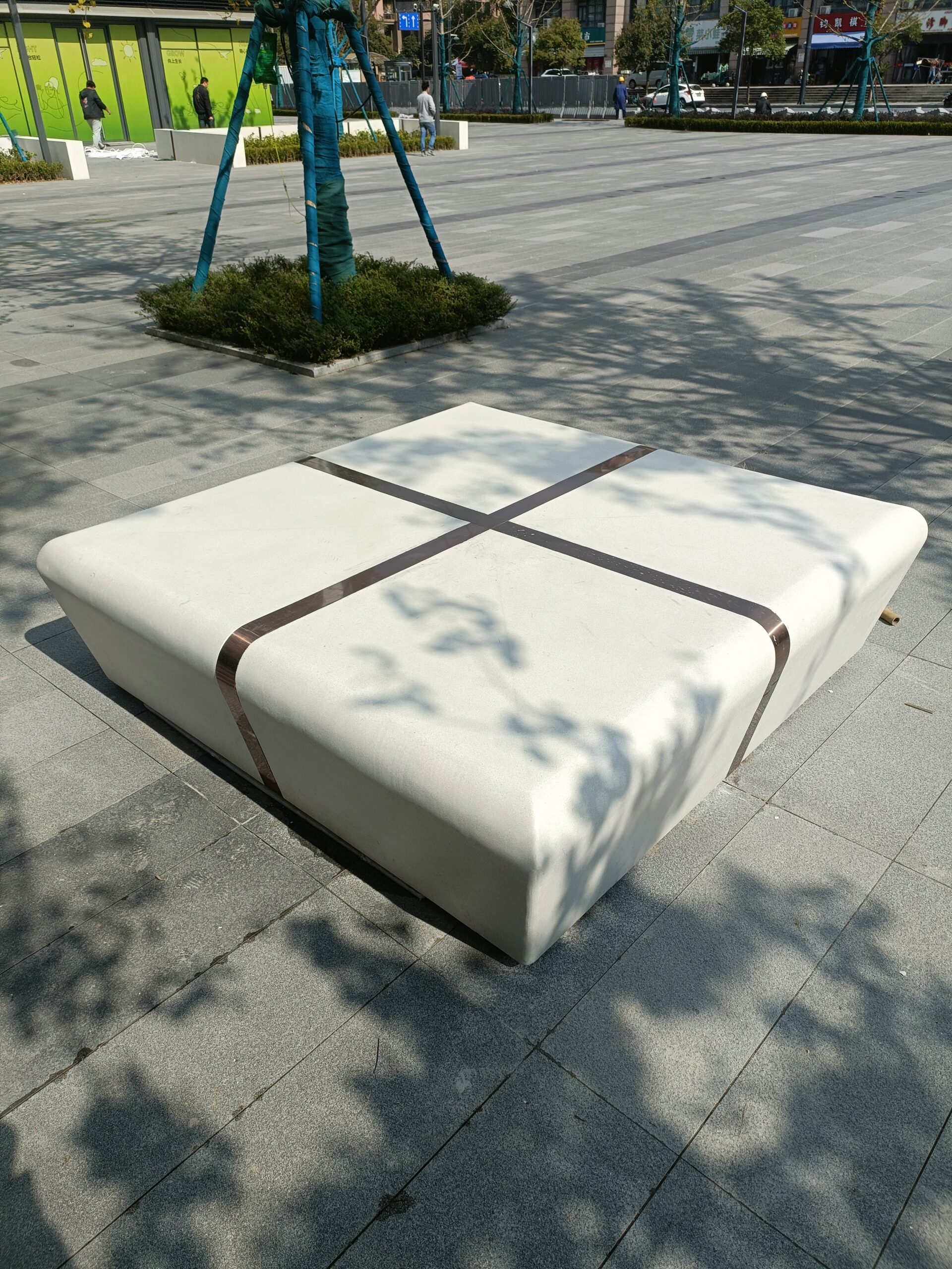 街心礼盒凳：混凝土裹着的铜条温柔