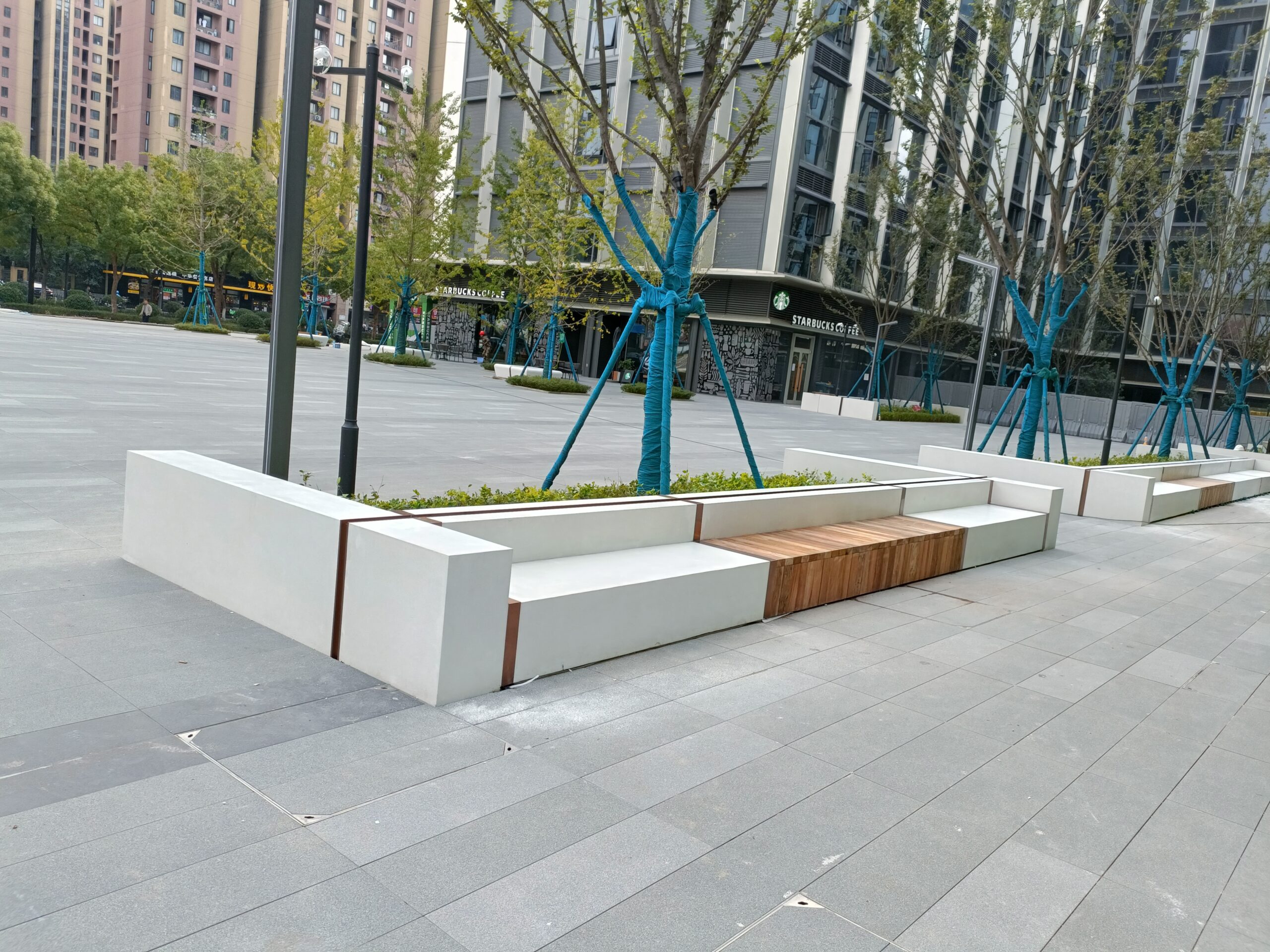 商圈拼质凳：铜条牵起的柔硬三重奏