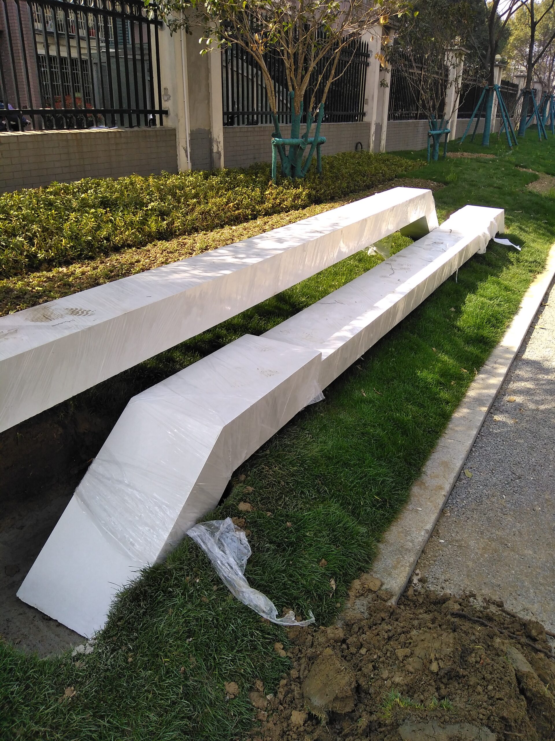 弓弧落绿:UHPC 长条凳的草地留白