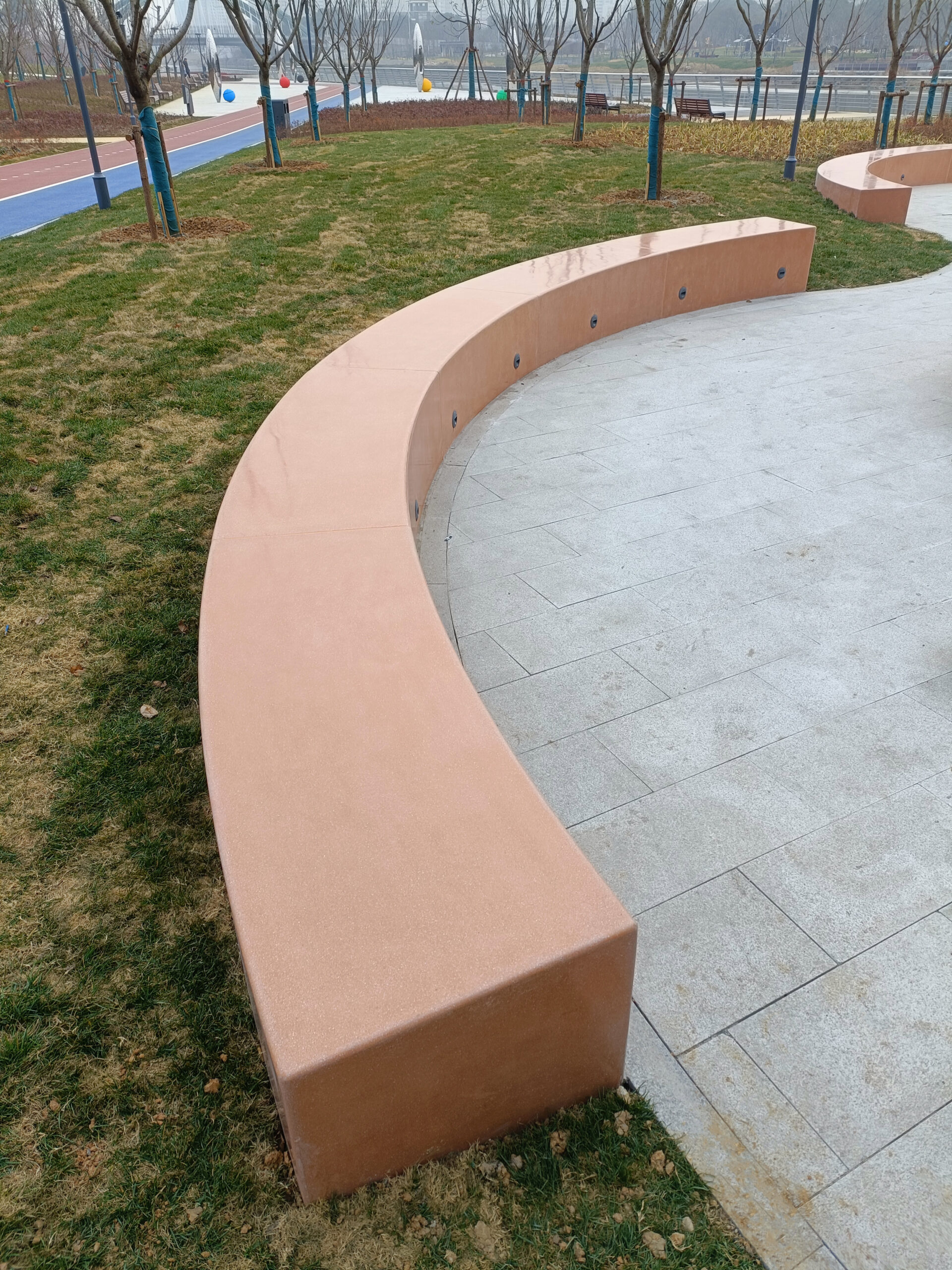 弯进自然里的暖调 —— 阿尔博艺术混凝土坐凳的户外温柔