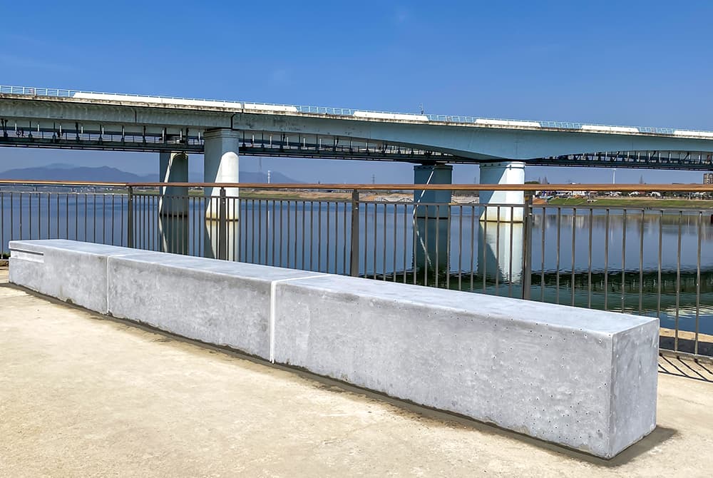 江桥边的灰调质感 —— 清水混凝土坐凳的户外适配美学