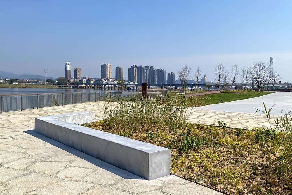 裸色肌理里的空间诗 —— 清水混凝土坐凳，让质朴长出高级感