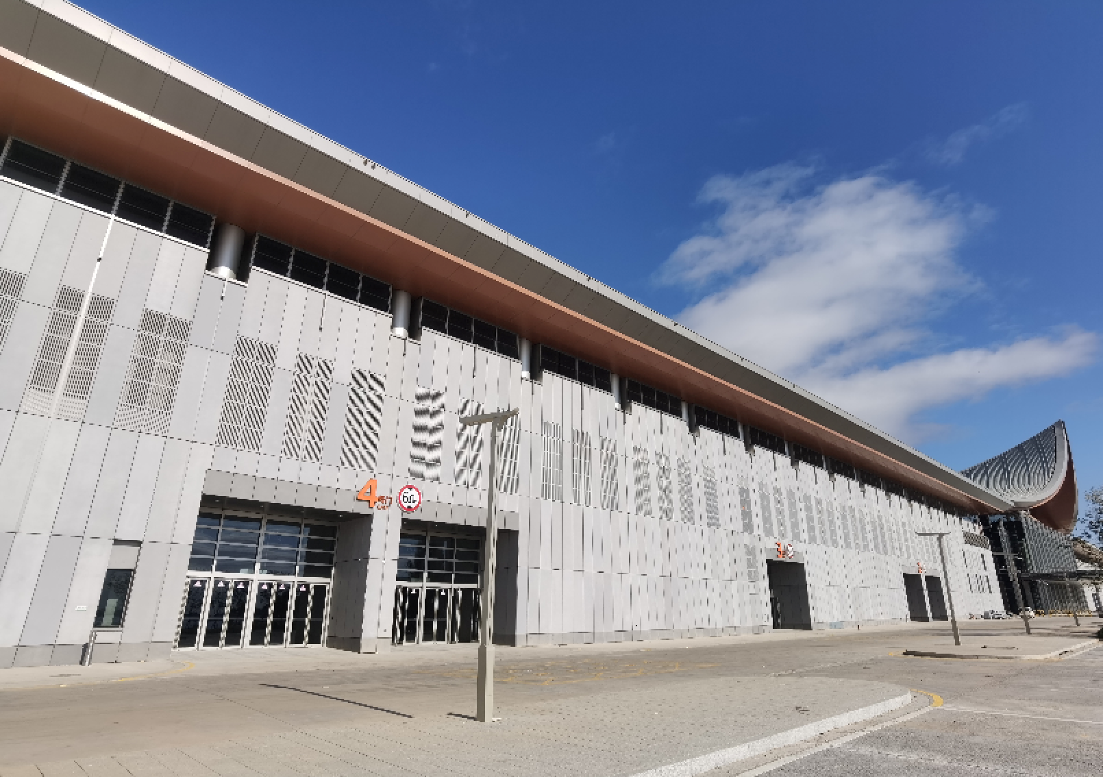 深度解析 UHPC 真空浇铸建筑幕墙